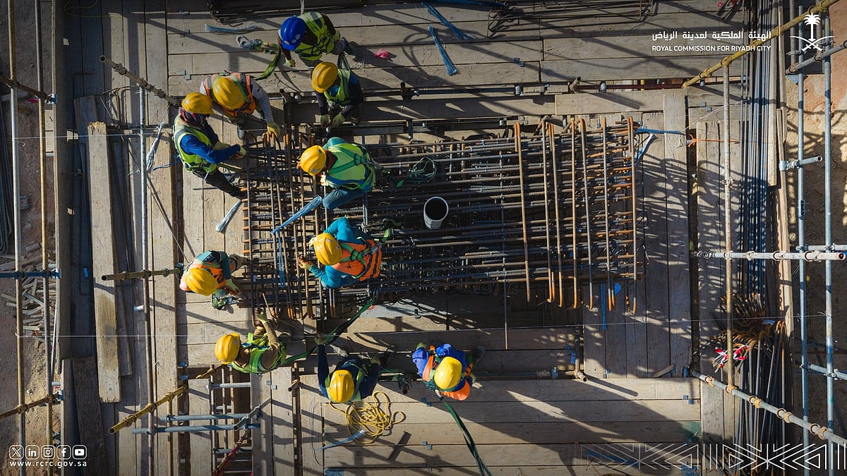 عملية رفع هندسية دقيقة لجسرين علويين بمشروع تطوير الطرق المحيطة بمركز الملك عبداللّه المالي