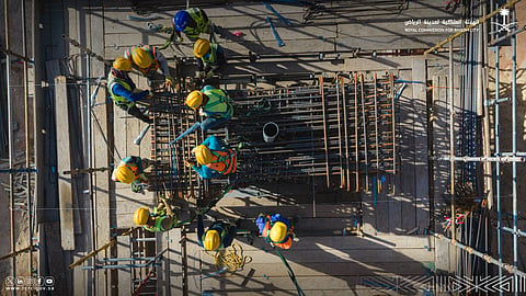 عملية رفع هندسية دقيقة لجسرين علويين بمشروع تطوير الطرق المحيطة بمركز الملك عبداللّه المالي