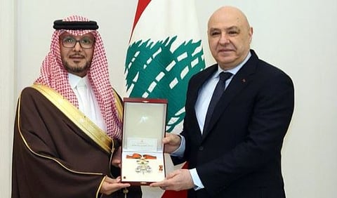 في زيارة وداعية.. الرئيس اللبناني يقلّد السفير السعودي وسام الأرز الوطني 