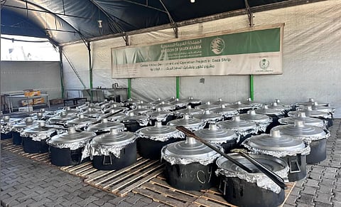 مركز الملك سلمان للإغاثة يواصل دعم أهالي غزة بالوجبات الغذائية الساخنة