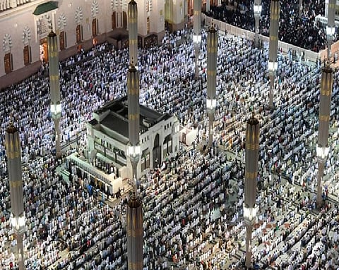 «الشؤون الإسلامية» تُعزز خدماتها التوعوية للحجاج بالمركز الشامل بالمسجد النبوي