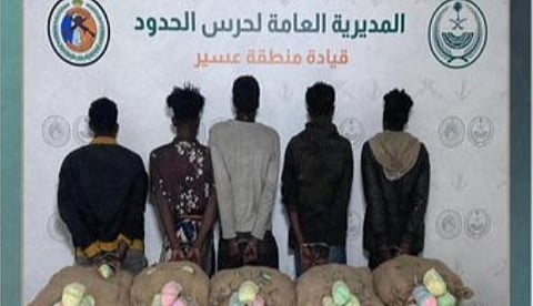 القبض على 5 مخالفين إثيوبيين لتهريبهم 100 كيلوجرام من القات بعسير