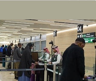 جوازات مطار الملك خالد بالرياض تستقبل ضيوف الرحمن القادمين لأداء فريضة الحج 