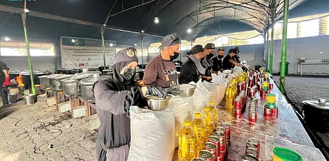 مركز الملك سلمان للإغاثة يواصل توزيع الوجبات الساخنة في قطاع غزة​​