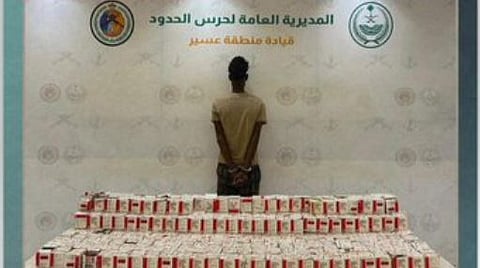 القبض على إثيوبي لتهريبه 49,330 قرصًا خاضعًا لتنظيم التداول الطبي بعسير