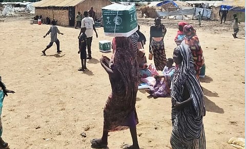 مركز الملك سلمان للإغاثة يوزع 1.594سلة غذائية في ولاية سنار بالسودان