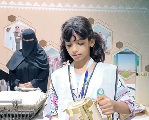 توق القحطاني.. طفلة بسن التاسعة تستقبل الحجاج بالقهوة السعودية والهدايا 