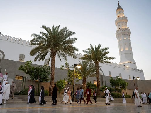 مسجد قباء يشهد توافد الحجاج خلال عشر ذي الحجة وسط منظومة خدمية متكاملة
