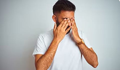 استشاري يوضح كيف أصبح الإجهاد الرقمي من أكثر مشكلات العصر وتأثيره على صحة العين
