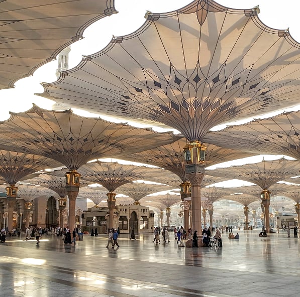 أنظمة ذكية تتفاعل مع أشعة الشمس لإدارة مظلات المسجد النبوي في المدينة المنورة