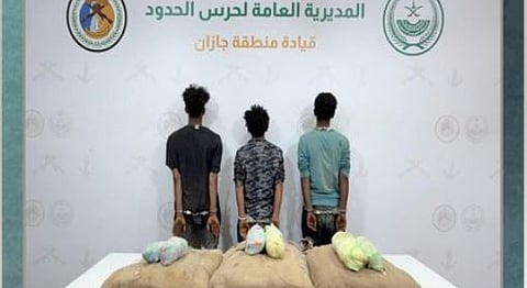 القبض على 5 مخالفين إثيوبيين ويمنيين لتهريبهم القات وأقراص مخدرة بجازان وعسير 