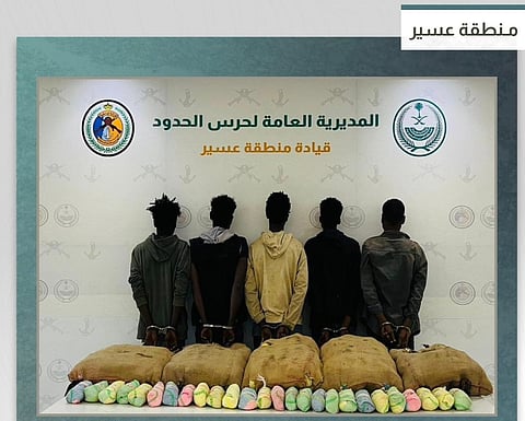 حرس الحدود بعسير يقبض على 5 إثيوبيين  لتهريبهم 100 كيلوجراما من القات المخدر