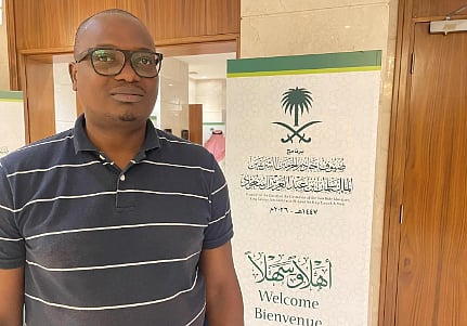 حاج كونغولي يروي رحلته إلى ضيافة خادم الحرمين الشريفين للحج بعد 15 عامًا في الدعوة إلى الإسلام