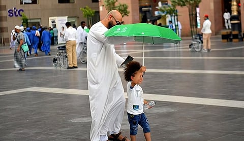 توزيع مظلات ومياه باردة لحماية الحجاج من أشعة الشمس وانسيابية تامة للحركة 
