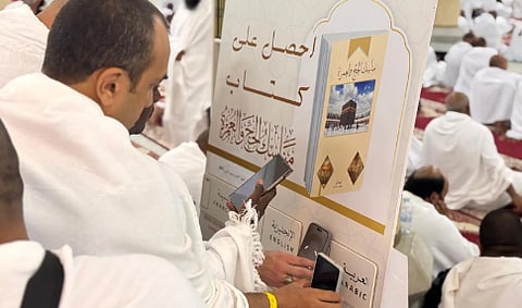 «الشؤون الإسلامية» تواصل تقديم الخدمات التوعوية والإرشادية للحجاج بمسجد الخيف