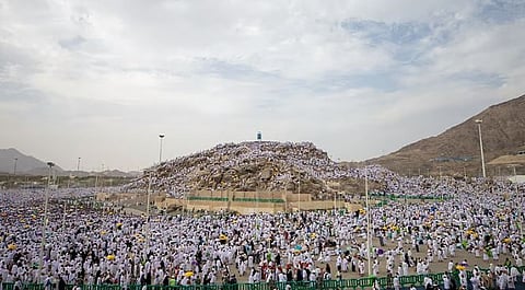 وزارة الحج والعمرة تدعو ضيوف الرحمن إلى البقاء في مخيماتهم بعرفات حتى 4 عصرًا حفاظًا على سلامتهم