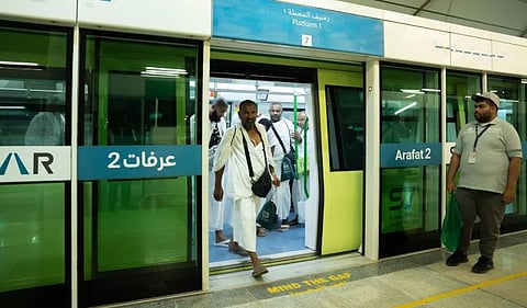 توافد ضيوف الرحمن إلى صعيد عرفات لأداء ركن الحج الأعظم