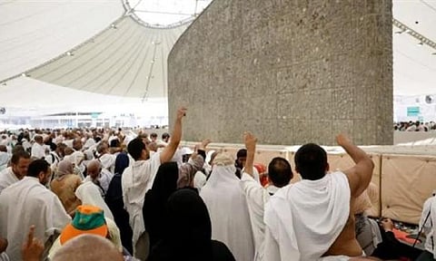 في أول أيام التشريق.. حجاج بيت الله الحرام يرمون الجمرات الثلاث