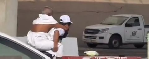 قدَّم نموجًا مشرفًا.. مُتطوِّع بموسم الحج يحمل حاجًا مسنًا على ظهره