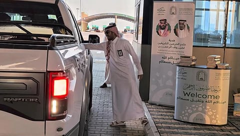 توزيع هدية خادم الحرمين الشريفين على الحجاج المغادرين عبر منفذ سلوى