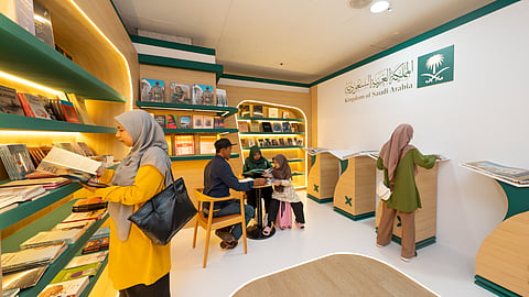 بالصور .. إقبال واسع على جناح المملكة بمعرض كوالالمبور للكتاب