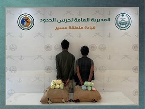 حرس الحدود بعسير يقبض على يمنيين لتهريبهما 24 كيلوجرامًا من نبات القات
