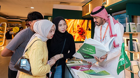 بالصور.. مجمع الملك سلمان العالمي للغة العربية يعرض مبادراته في معرض كوالالمبور للكتاب