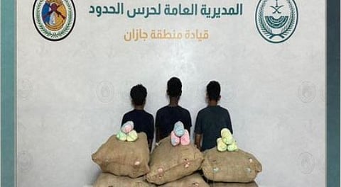 القبض على 3 مخالفين يمنيين وإثيوبي لتهريبهم القات وأقراص مخدرة بجازان وعسير