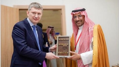 وزير الصناعة يبحث تعزيز الشراكات الاقتصادية والاستثمارات المشتركة مع الجانب الروسي