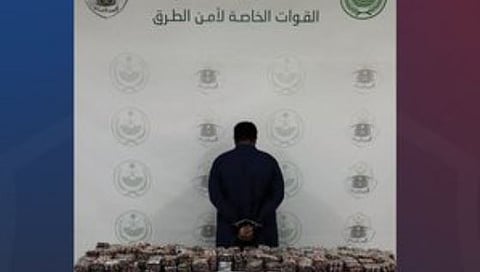القبض على مواطن لترويجه الأقراص المخدرة والحشيش بالرياض