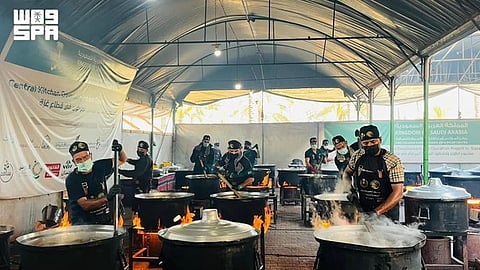 المملكة تدعم قطاع غزة بتوزيع 25,000 وجبة غذائية ساخنة
