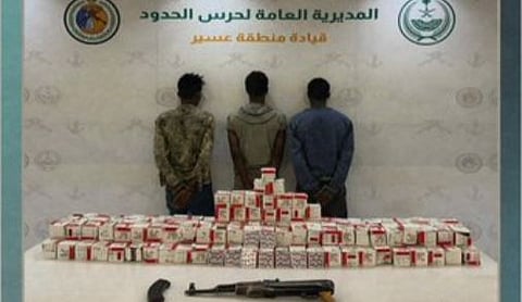 القبض على 3 مخالفين إثيوبيين لتهريبهم 29,600 قرص مخدر بعسير