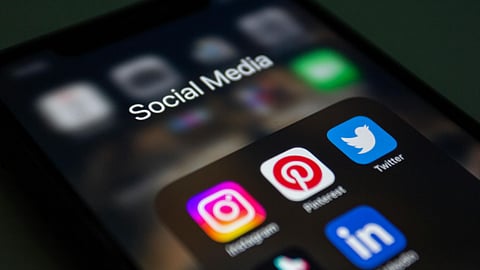 كيف تُنزّل فيديوهات وسائل التواصل الاجتماعي؟ (أسهل الطرق وأسرعها)
