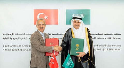 وزير النقل ونظيره التركي يوقعان مذكرة تفاهم بشأن قطاع الخدمات اللوجستية
