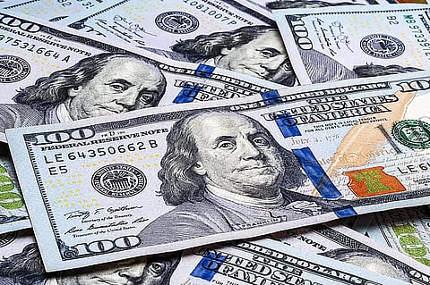 تراجع الدولار بعد ذروة شهرين وسط توتر الأوضاع بالشرق الأوسط