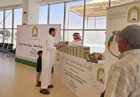 منذ بدء مغادرة الحجاج.. "الشؤون الإسلامية" توزع أكثر من 374 ألف نسخة من المصاحف عبر مطار جدة