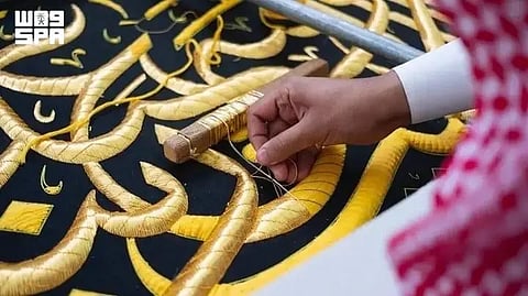 الخط العربي ينسج الجمال على ثوب الكعبة و«الثلث الجلي» يتوج كسوتها بهيبة الفن الإسلامي