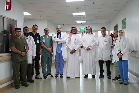 في إجراء نادر ومتقدم.. «طبية مكة» تنجح في استئصال كليتين متضخمتين وزراعة كلية استباقية عبر فتحة جراحية موحدة
