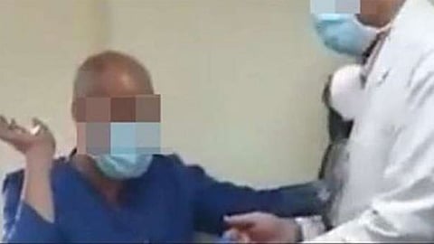 مصر.. حبس طبيب «اسجد لكلبي» وموظف بمستشفى بعد التعدي على ممرض