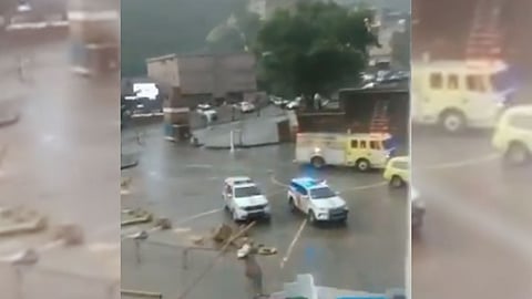 بالفيديو.. عاصفة رعدية تسقط أعمدة ولوحات برجال ألمع