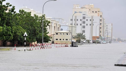 الإعصار شاهين.. أمطار غزيرة في مسقط وإغلاق شوارع وجدولة رحلات الطيران