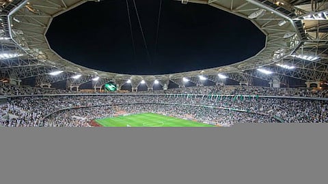 بالفيديو.. جماهير الأخضر تشعل الجوهرة بعد الفوز على اليابان بـ«صدارة بس»