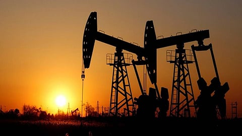 النفط يرتفع لأعلى مستوياته منذ سنوات.. وبرنت يسجل 85.73 دولارًا للبرميل