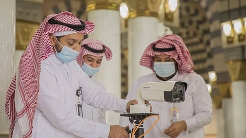 بالصور.. رفع أجهزة القياس الحراري من مداخل المسجد النبوي