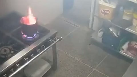 حتى لا تتسبب في حريق هائل.. تعرف على الطريقة الصحيحة لإطفاء الزيت المشتعل