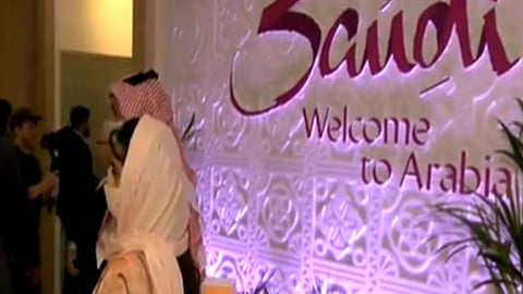 بالفيديو.. الجناح السعودي يحصل على جائزة بمعرض سوق السفر بلندن