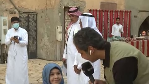 بالفيديو.. «زين المشعل» أصغر متطوعة تشارك في مبادرة «دروازة» للمباني التراثية بالقطيف