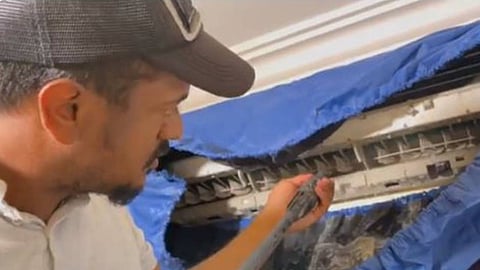 قصة تحدٍ وإبداع.. «إبراهيم» فاقد للسمع والكلام يتقن تنظيف وإصلاح التكييفات بالأحساء