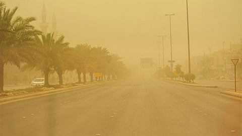 الأرصاد تنبِّه من رياح نشطة وأتربة مثارة على منطقة المدينة