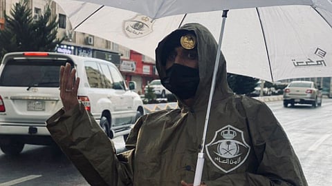 رغم أجواء المنطقة.. «المرور» يباشر تنظيم حركة السير في الباحة